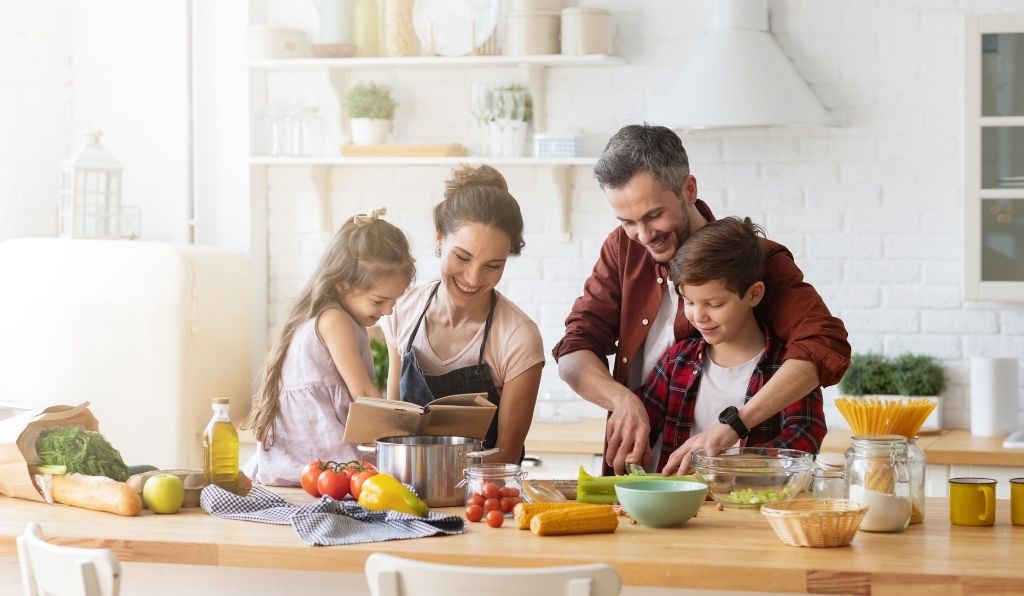 Família feliz na cozinha com gás de qualidade Família feliz na cozinha com gás de qualidade