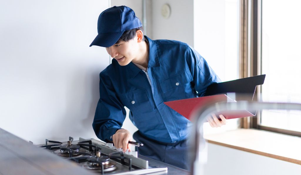 Técnico analisa cor da chama do fogão Técnico analisa cor da chama do fogão